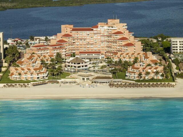 Wyndham Grand Cancún Resort & Villas photo 1