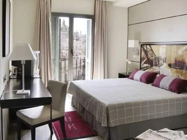 H10 Universitat photo 3