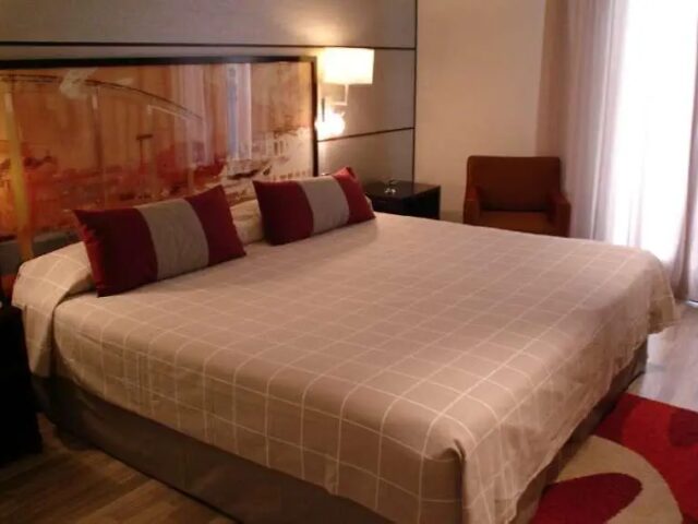 H10 Universitat photo 2