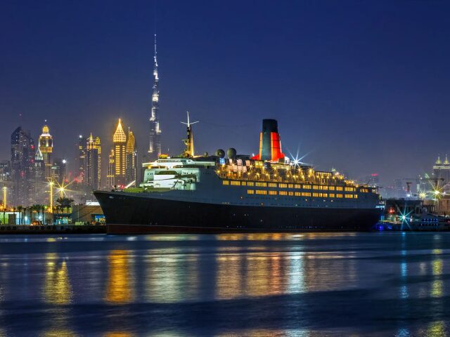 Queen Elizabeth 2 photo 0