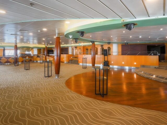 Queen Elizabeth 2 photo 1