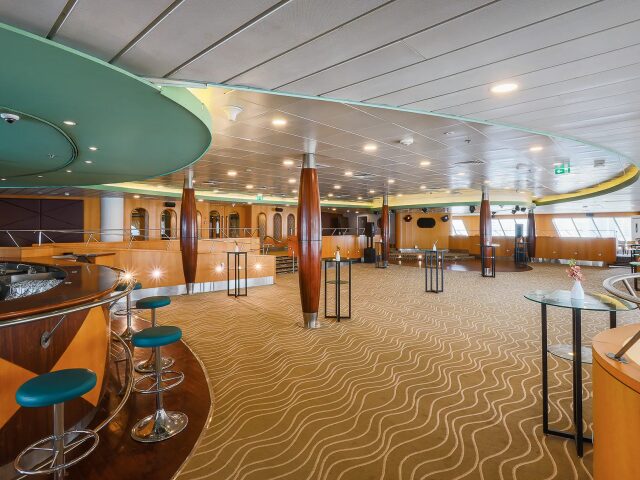 Queen Elizabeth 2 photo 2