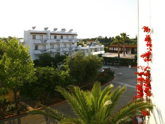 Sandys Studios & Log Villas