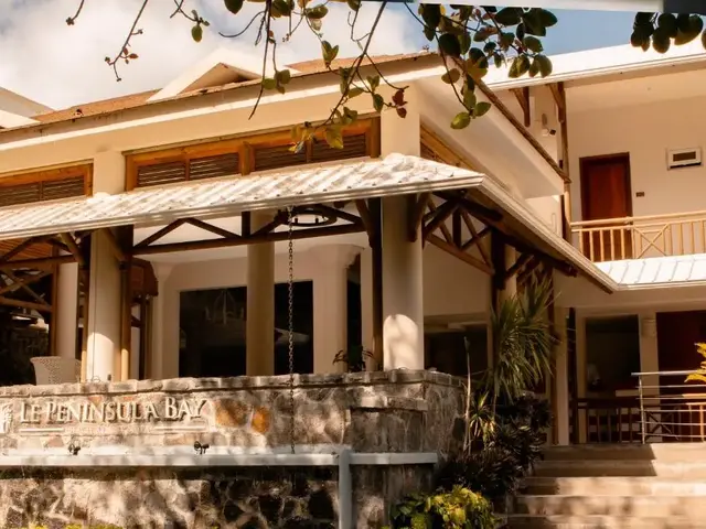 Le Peninsula Bay Beach Resort photo 2