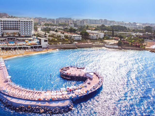 Azura Deluxe Resort & Spa