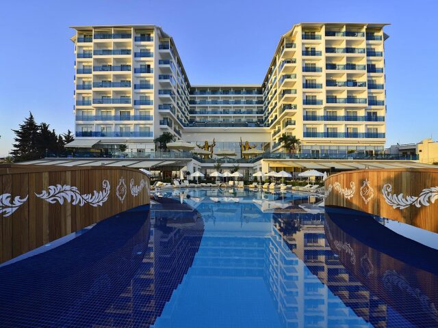Azura Deluxe Resort & Spa photo 2