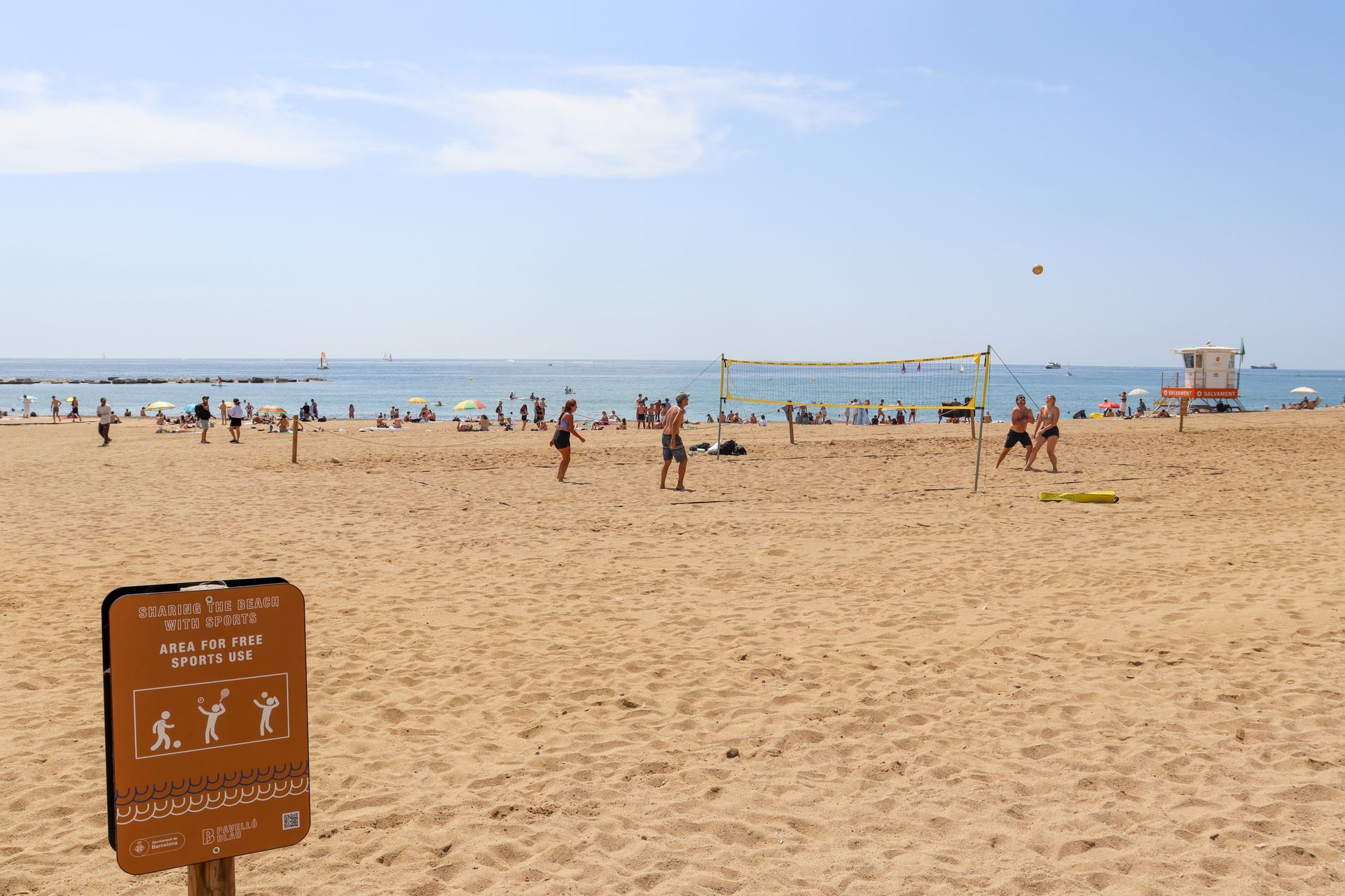 Tablica informacyjna na plaży