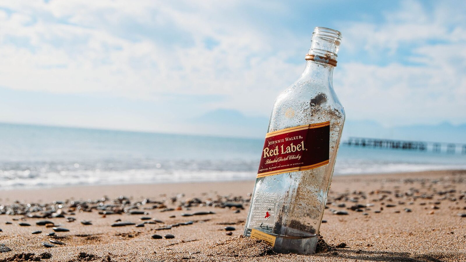 Alkohol w samolocie: zasady przewozu w bagażu podręcznym i rejestrowanym