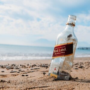 Alkohol w samolocie: zasady przewozu w bagażu podręcznym i rejestrowanym