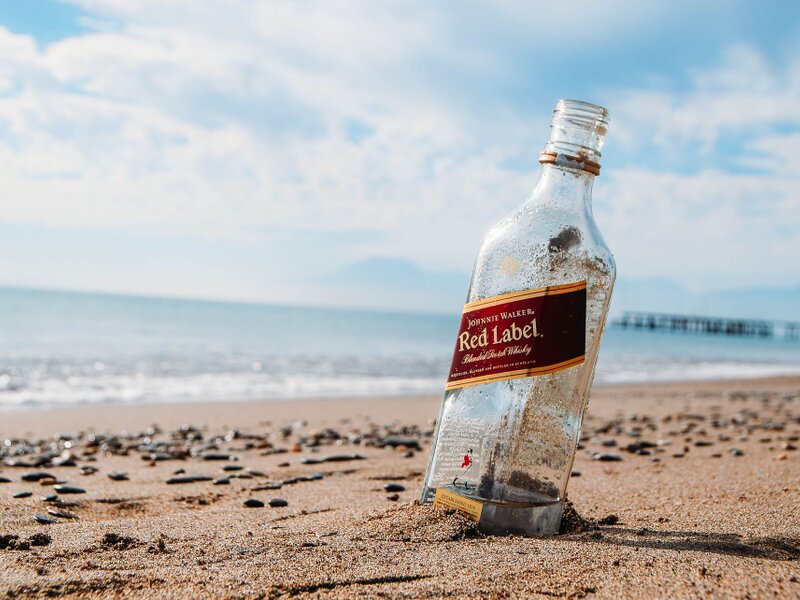 Alkohol w samolocie: zasady przewozu w bagażu podręcznym i rejestrowanym